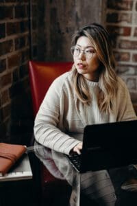 mujer mirando lejos de la computadora para la salud ocular